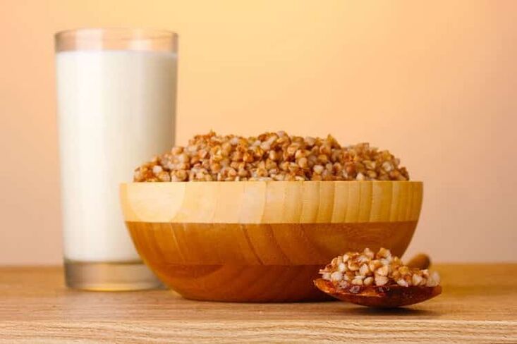 Porridge di grano saraceno e latte di vetro